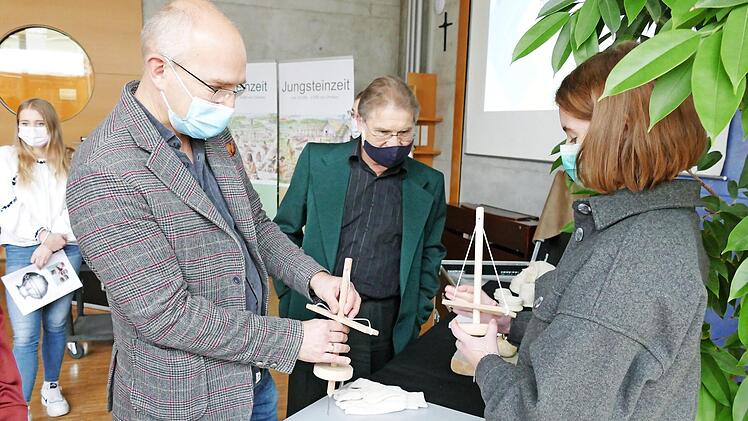 Christian Plätzer und Roland Deinzer (v. l.) versuchten sich an steinzeitlicher Schmuckherstellung.