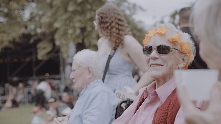 Agnes ist 89 Jahre alt uns genie&szlig;t das Open-Flair-Festival in vollen Z&uuml;gen.