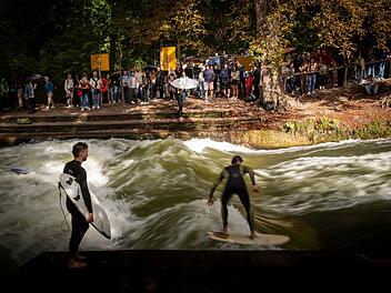 Surfer auf der Eisbachwelle