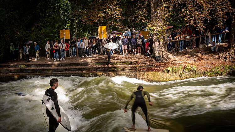 Surfer auf der Eisbachwelle