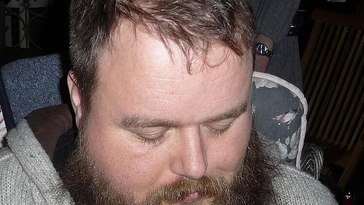 Thomas Seuberling näht seinen alten Teddy.