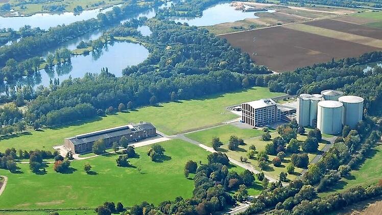 Das ist das Gelände der früheren Zuckerfabrik in Zeil. Vier Silos und zwei Gebäude stehen noch. Alle anderen Bauten sind weggerissen worden. Der riesige Kamin wurde gesprengt. Die Stadt und der Südzucker-Konzern als Grundstücksbesitzer wollen jetzt das Areal als Industriegebiet überplanen lassen. Der Stadtrat stimmte dem Verfahren zu. Damit soll der Weg für Firmenansiedlungen geebnet werden.  Foto: Archiv
