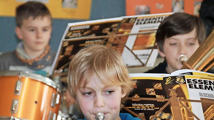 An der Grundschule Münnerstadt gibt es jetzt eine Bläserklasse mit Zweit- und Drittklass-Schülern. Die Kinder können im Rahmen ihres Schulunterrichtes ein Instrument erlernen. Organisiert wird das ganze von der städtischen Musikschule. Foto: Heike Beudert