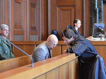 Angeklagter Roy E. mit Verteidiger Ralf Preisl beim Prozessauftakt in Nürnberg am Dienstag im Schwurgerichtssaal. Foto: Nikolas Pelke