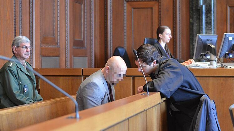 Angeklagter Roy E. mit Verteidiger Ralf Preisl beim Prozessauftakt in Nürnberg am Dienstag im Schwurgerichtssaal. Foto: Nikolas Pelke