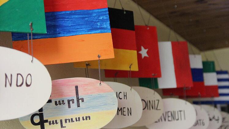 Im Eingangsbereich des Johann-Eck-Kindergartens haben die Kinder aufgeschrieben aus welchen Nationen sie kommen. Foto: Katharina Müller-Sanke