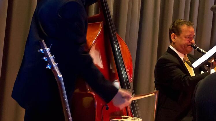 Am Kontrabass: Ferenc Zink