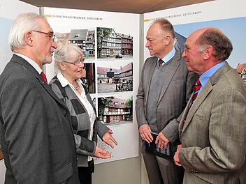Im Heimatspielhaus wurde die Ausstellung der Deutschen Stiftung Denkmalschutz eröffnet. Unser Foto zeigt Regierungspräsident Paul Beinhofer (links), die frühere Vorsitzende der Stiftung, Rosemarie Wilcken, Bürgermeister Helmut Blank und Martin Kuchler Foto: Dieter Britz