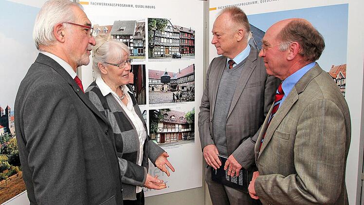 Im Heimatspielhaus wurde die Ausstellung der Deutschen Stiftung Denkmalschutz eröffnet. Unser Foto zeigt Regierungspräsident Paul Beinhofer (links), die frühere Vorsitzende der Stiftung, Rosemarie Wilcken, Bürgermeister Helmut Blank und Martin Kuchler Foto: Dieter Britz