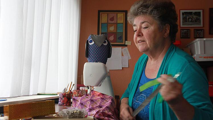 Ingeborg Hamisch aus Seßlach hat im vergangenen Jahr unter anderem mit selbst genähten Türstopper-Eulen im Rahmen ihrer Aktion "Nähen für Syrien" rund 7000 Euro eingenommen - damit unterstützt sie die "Syrienhilfe der Franziskaner von Vierzehnheiligen". Foto: Anja Greiner