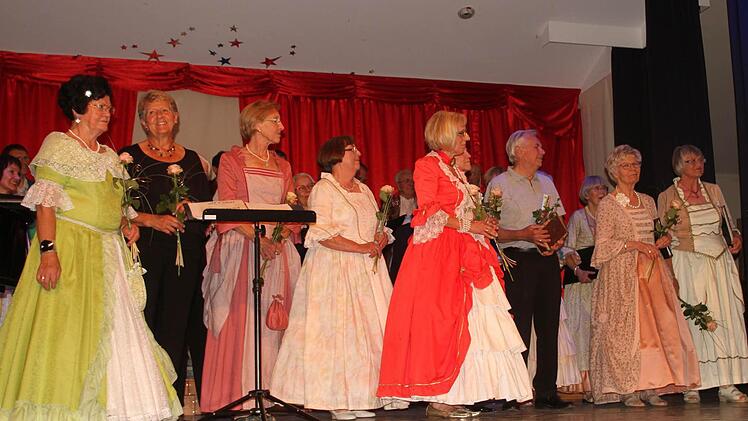 Zahlreiche Sängerinnen wurden für ihren 30. Auftritt beim Serenadenabend geehrt.