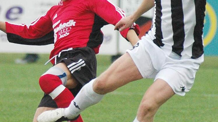 Am 29. Oktober 2005 gewann der SV Buckenhofen - schon damals mit dem heutigen Spielertrainer Florian Poesdorf (re. im Zweikampf mit Tekin Atar) - gegen den 1. FC Burk 1:0. Im Rückspiel, dem bis Sonntag letzten Aufeinandertreffen, revanchierte sich der FC mit 6:2. Foto: Peter Müller