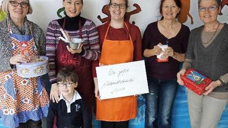 Mit den im Ort untergebrachten Flüchtlingen haben Adelsdorfer kürzlich Plätzchen gebacken. Foto: privat