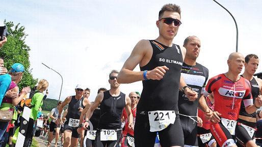 Direkt nach dem Start sind die späteren Sieger Bernd Hagen (Kurzdistanz Zweiter von rechts) und Hendrik Becker (Dritter von rechts) schon ganz vorne dabei. Foto: Karl Heinz Weber