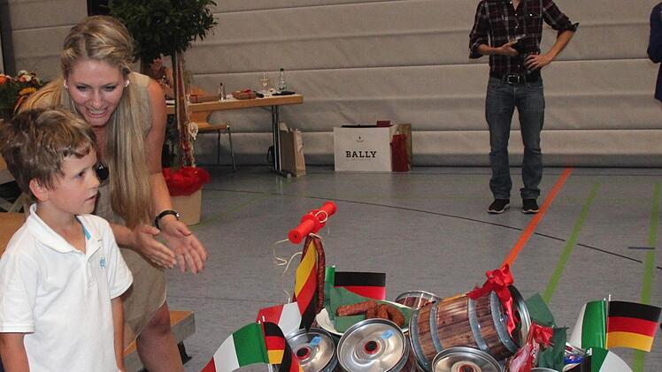 Vera Bretting und der kleine Karl bringen einen Wagen mit Geschenken für die Freunde aus Italien. Foto: Johanna Blum