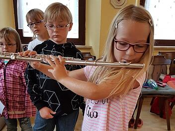 Die Querflöte im Dauereinsatz. Sie scheint ein begehrtes Instrument zu sein, wenn die Kinder zum Probepusten Schlange stehen. Foto: Thomas Reuter
