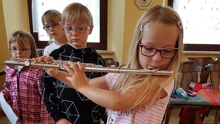 Die Querflöte im Dauereinsatz. Sie scheint ein begehrtes Instrument zu sein, wenn die Kinder zum Probepusten Schlange stehen. Foto: Thomas Reuter
