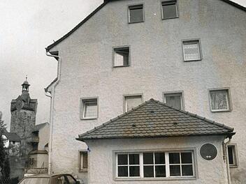 Das ehemalige Kommunbrauhaus in der Steggasse (unser Foto stammt aus dem Jahr 1995) beherbergte einst auch die Stadtwaage. Bis Ende der 80-er Jahre war eine Textilreinigung dort untergebracht.  Foto: FT-Archiv
