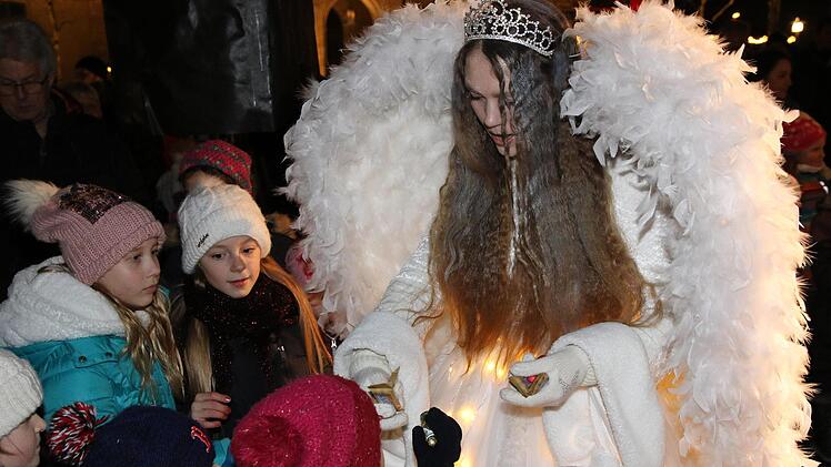 Ein leuchtendes Christkind verteilt kleine Gaben. Die Kinder waren begeistert von "Albertiny". Fotos: Wolfgang Desombre