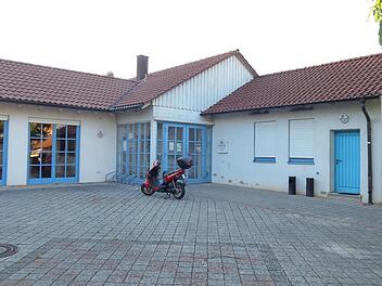 Rechts vom Eingang der "Alten Schule" ist eine teilmobile Einhausung geplant, die den Lärmschutz verbessern soll.