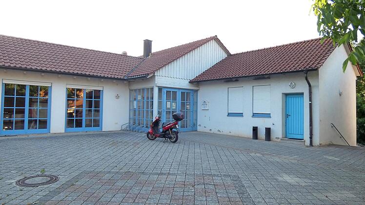 Rechts vom Eingang der "Alten Schule" ist eine teilmobile Einhausung geplant, die den Lärmschutz verbessern soll.