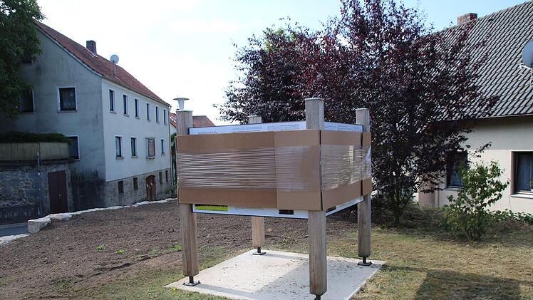 Noch sind die Tafeln verhüllt. Thomas Malz