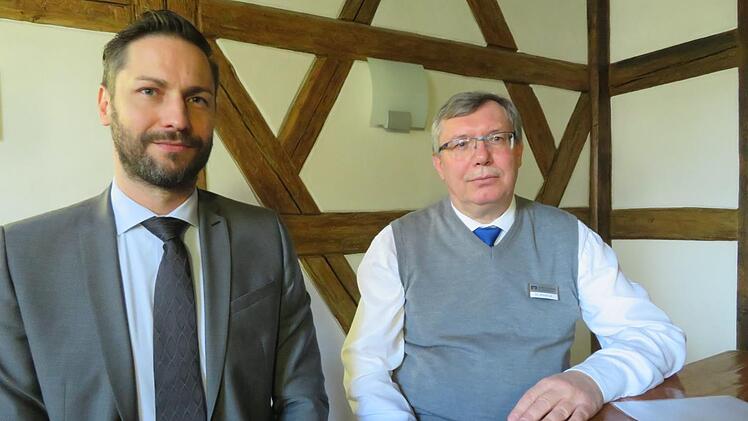 RV-Vorstand Christoph Bäumel (rechts) und Direktor Michael Lieb beim Pressegespräch zur geplanten Schließung der Filiale in UetzingMonika Schütz