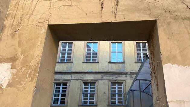 Die Generalsanierung von insgesamt sechs Geb&auml;uden rund um das Rathaus Maxplatz kostet 30 Millionen Euro. OB Andreas Starke (SPD) sprach von einem erheblichen Investitionsstau. Unter anderem soll der neue Rathaus-Innenhof eine gr&uuml;ne Oase mit Aufenthaltsqualit&auml;t und Gastro-Angebot werden.   Foto: Wehner