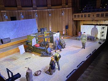 Mutter Courages kleine Nische im großen Kriegsschauplatz Dreißigjähriger Krieg auf der Bühne des Max-Littmann-Saals. Das Theater Hof gastierte in einer plausiblen und sehr kurzweiligen Fassung mit Bertolt Brechts Stück beim wiederaufgenommenen Theaterring 2020/21. Foto: Gerhild Ahnert