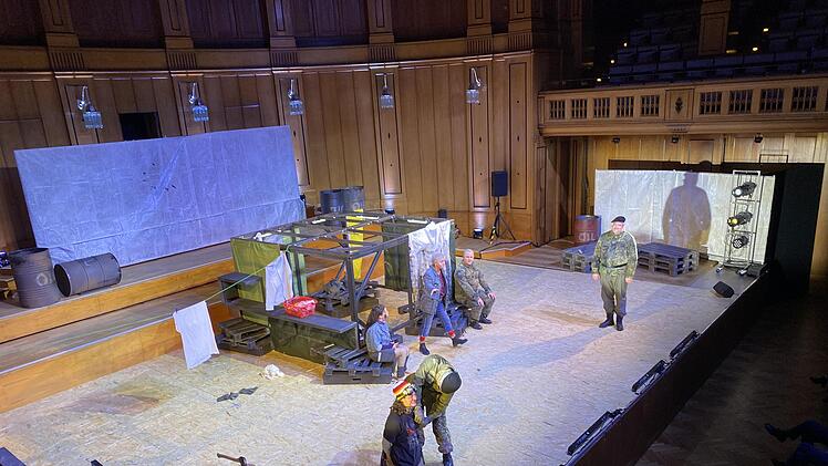 Mutter Courages kleine Nische im großen Kriegsschauplatz Dreißigjähriger Krieg auf der Bühne des Max-Littmann-Saals. Das Theater Hof gastierte in einer plausiblen und sehr kurzweiligen Fassung mit Bertolt Brechts Stück beim wiederaufgenommenen Theaterring 2020/21. Foto: Gerhild Ahnert