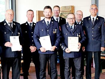 Ehrungen bei der Thurnauer Feuerwehr; im Bild (von links) stellvertretender Landrat J&ouml;rg Kunstmann, Udo Herrmannsd&ouml;rfer, Kommandant J&ouml;rg Schneider, Toni Bergmann, Vorsitzender Stefan Ruckriegel, Hans-Georg Greim, Rainer Hartz, Kreisbrandinspektor Siegfried Zillig und B&uuml;rgermeister Martin Bernreuther.