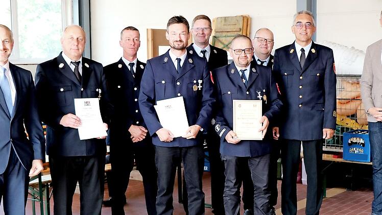 Ehrungen bei der Thurnauer Feuerwehr; im Bild (von links) stellvertretender Landrat Jörg Kunstmann, Udo Herrmannsdörfer, Kommandant Jörg Schneider, Toni Bergmann, Vorsitzender Stefan Ruckriegel, Hans-Georg Greim, Rainer Hartz, Kreisbrandinspektor Siegfried Zillig und Bürgermeister Martin Bernreuther.