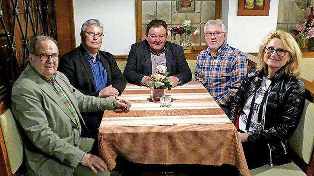 F&uuml;r 40-j&auml;hrige Mitgliedschaft im Tennisclub gratulierte B&uuml;rgermeister Herwig Neumann (Zweiter von links) Bettina Dressel, Manfred A&szlig;mann, Klaus K&uuml;fner und Dieter H&uuml;bner (von rechts).