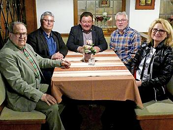 Für 40-jährige Mitgliedschaft im Tennisclub gratulierte Bürgermeister Herwig Neumann (Zweiter von links) Bettina Dressel, Manfred Aßmann, Klaus Küfner und Dieter Hübner (von rechts).