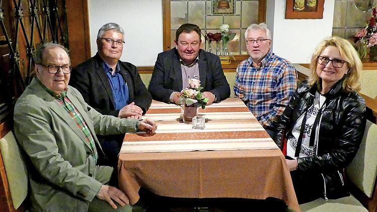 Für 40-jährige Mitgliedschaft im Tennisclub gratulierte Bürgermeister Herwig Neumann (Zweiter von links) Bettina Dressel, Manfred Aßmann, Klaus Küfner und Dieter Hübner (von rechts).