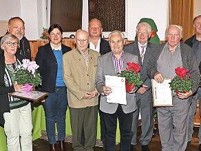 Der Obst- und Gartenbauverein ehrte langjährige Mitglieder. Das Bild zeigt (von links): Stadtrat Hans Simon, Maria Dengg, Roland Hagen, Bürgermeisterin Angela Hofmann, Eugen Krupp, Stadtrat Martin Bittruf, Armin Rauh, Hans-Werner Weber, Armin Barn...