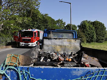 Ladefl&auml;che mit Gasflaschen f&auml;ngt Feuer