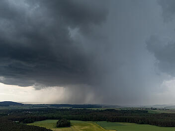 Spektakuläre Gewitterfront zieht über Franken - berüchtigte Unterführung wieder unter Wasser