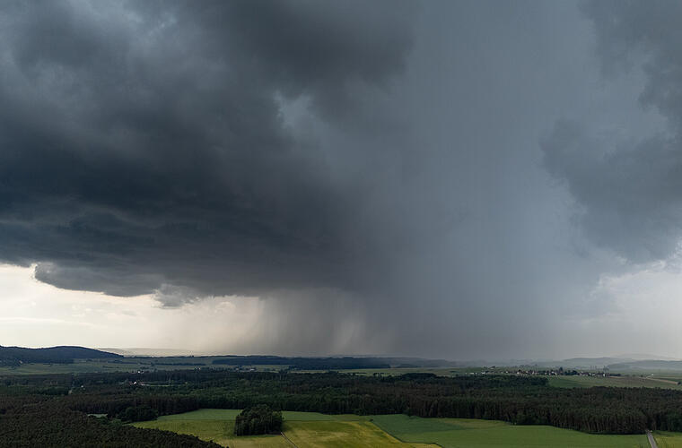 Spektakuläre Gewitterfront zieht über Franken - berüchtigte Unterführung wieder unter Wasser