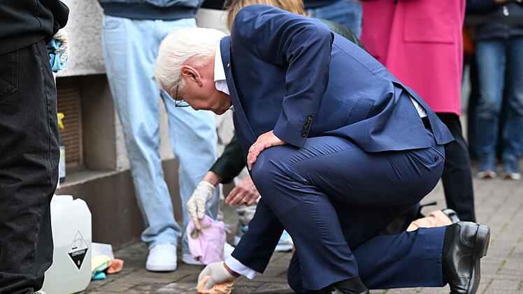 Bundespr&auml;sident Frank-Walter Steinmeier reinigt Stolpersteine