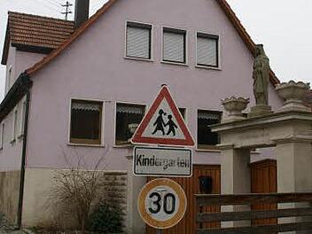 Wenn das Jugendamt am Landratsamt Haßberge zustimmt, kann der Kindergarten Geusfeld am 1. März seine Pforten in neuer Trägerschaft wieder öffnen. Fotos: Sabine Weinbeer