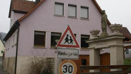 Wenn das Jugendamt am Landratsamt Haßberge zustimmt, kann der Kindergarten Geusfeld am 1. März seine Pforten in neuer Trägerschaft wieder öffnen. Fotos: Sabine Weinbeer
