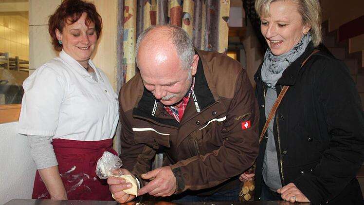 Wolfgang (Mitte) und Christel (rechts) Mäusbacher lesen seit rund 30 Jahren den Fränkischen Tag. Dafür durften sie am Samstag ihre eigene Schokolade herstellen. Mit im Bild: Nicole Ulbrich (li.)