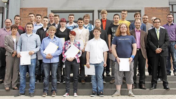 Die Jungfacharbeiter mit ihren Ausbildern, Lehrern und Vertretern der Personalleitung. Fotos: Ralf Kestel
