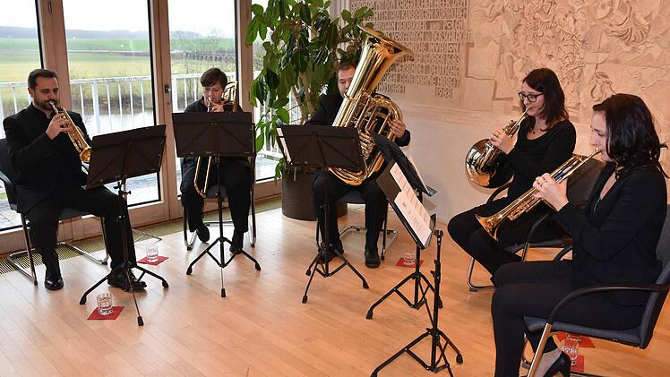 Mit der "Amtsgerichtspolka" von Raimund Rosenberger machte das Bläserquintett "X-Brass" die Einführung von Holger Ebert als neuem Direktor des Amtsgerichts Haßfurt unvergesslich. Foto: Ulrike Langer