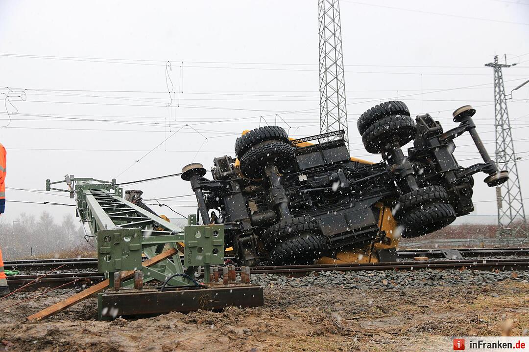 Forchheim: Bagger kippt auf Bahngleis
