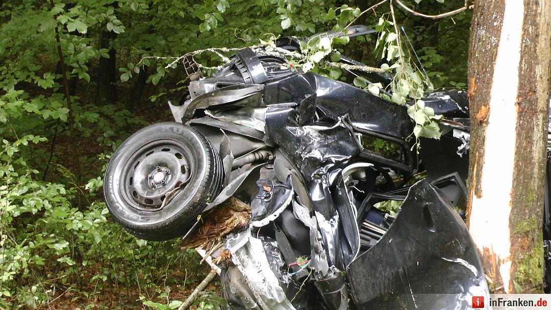Schrecklicher Unfall erst in den Morgenstunden entdeckt - Fahrer verstirbt in seinem Auto