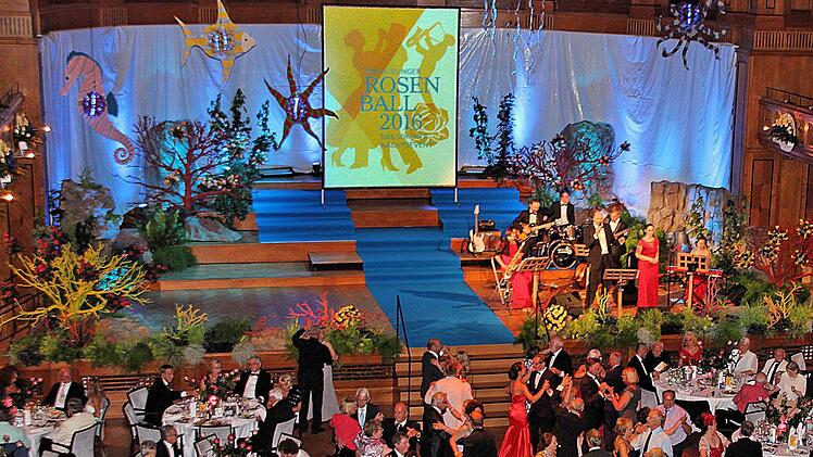 Wie im Meer wirkte die Bühne des Max-Littmann-Saals. Von der Decke schwebten ein Fisch, ein Seesternchen, eine Krabbe und anderes. Auf der Tanzfläche tanzten die Gäste zu den Klängen der Würzburger Band Sunny Side.  Foto: Dieter Britz