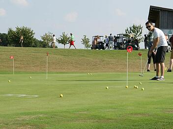 Wer beim Abschlag noch erfolgreich war, lernte auf dem Putting-Green, dass Golf eine vielschichtige Sportart ist.  Fotos: Sabine Weinbeer