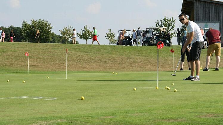 Wer beim Abschlag noch erfolgreich war, lernte auf dem Putting-Green, dass Golf eine vielschichtige Sportart ist.  Fotos: Sabine Weinbeer